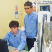 Here we have Yamada san and Ando san working on a SEM (Scanning Electron Microscope) in one of our labs, providing high-resolution images to examine the microstructure and chemical composition of the UFS