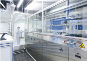 The final or ultra-fine cleaning of medical technology products usually takes place in a task-specific immersion cleaning system that can be integrated or connected to a clean room