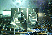 Pulsated Pressure Cleaning is a highly effective method based on cyclic pressure variations within a cleaning chamber. By repeatedly lowering and raising the pressure around the vapor pressure of the cleaning medium — whether aqueous or solvent-based — the process induces the formation and collapse of vapor bubbles.