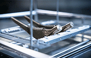 Medical implants often feature porous, sponge-like structures with large surface areas. These shadowed and recessed zones are difficult to clean using conventional methods. PPC enables the reliable removal of residual powders, polishing agents, and cleaning media — even from these challenging geometries.